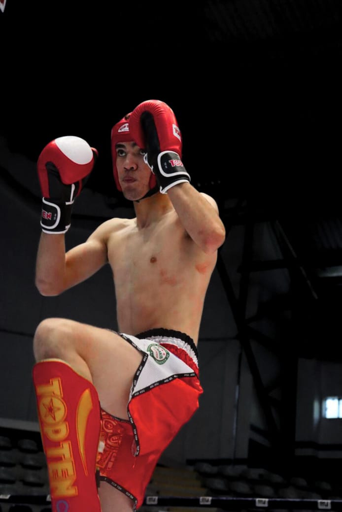 De aulas UACH a oro panamericano: estudiante chihuahuense brilla en kickboxing