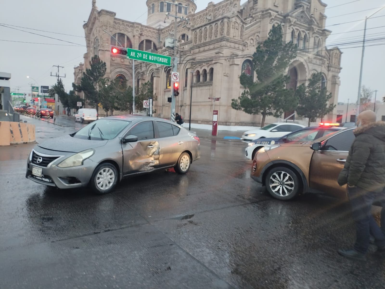 Llovizna y humedad en las calles provocan numerosos choques en la capital