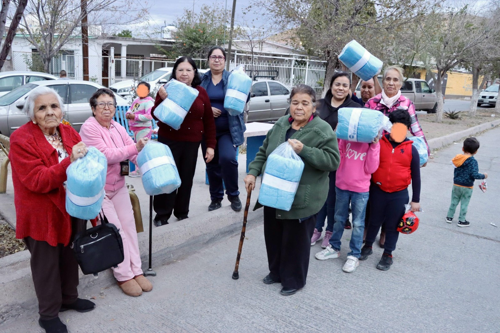 Entrega Carla Rivas juguetes y cobijas a familias de la colonia San Jorge