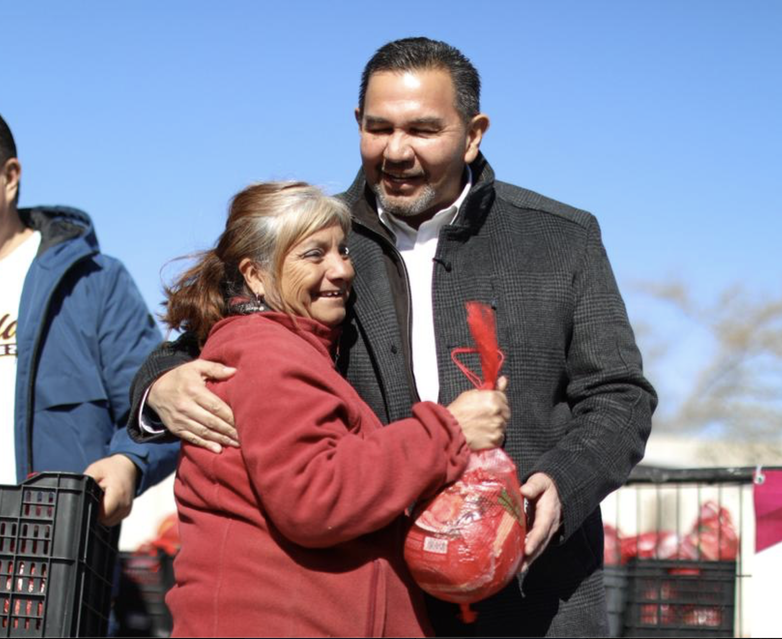 Entrega Cruz Pérez Cuéllar apoyos a vecinos de Los Kilómetros en convivencia comunitaria