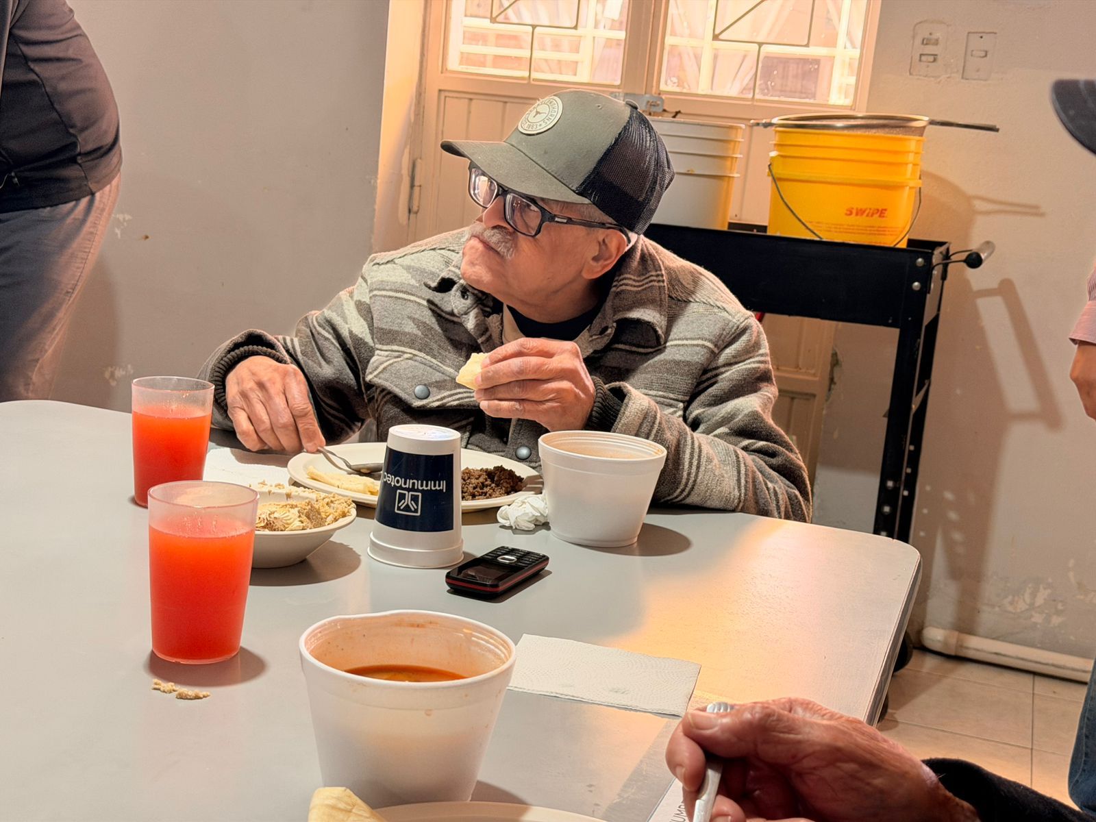 NutriChihuahua lleva comida caliente a 77 adultos mayores en “El Bocado del Pobre”