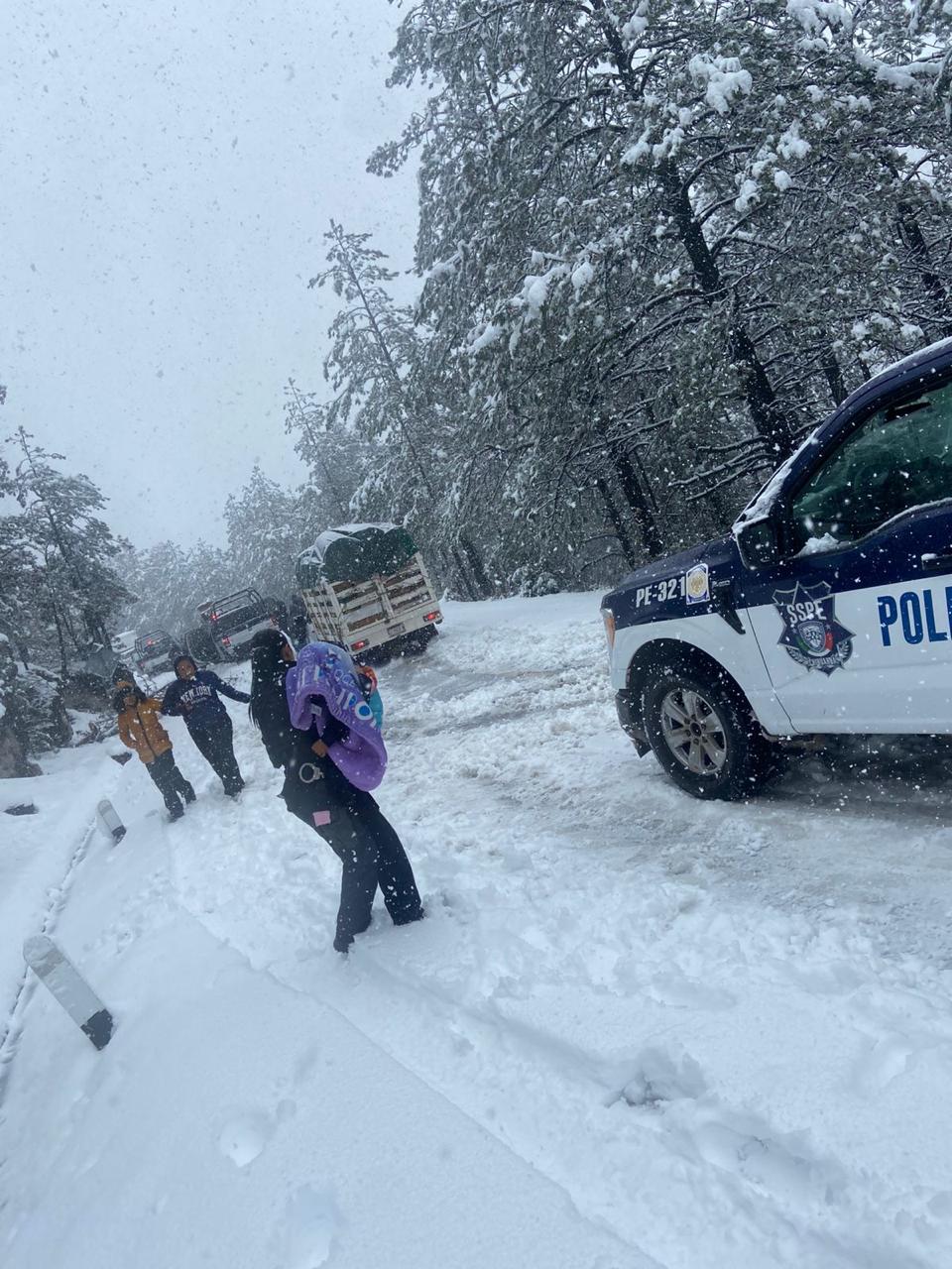 Rescatan a cuatro mujeres y dos menores varados por nieve en Guadalupe y Calvo