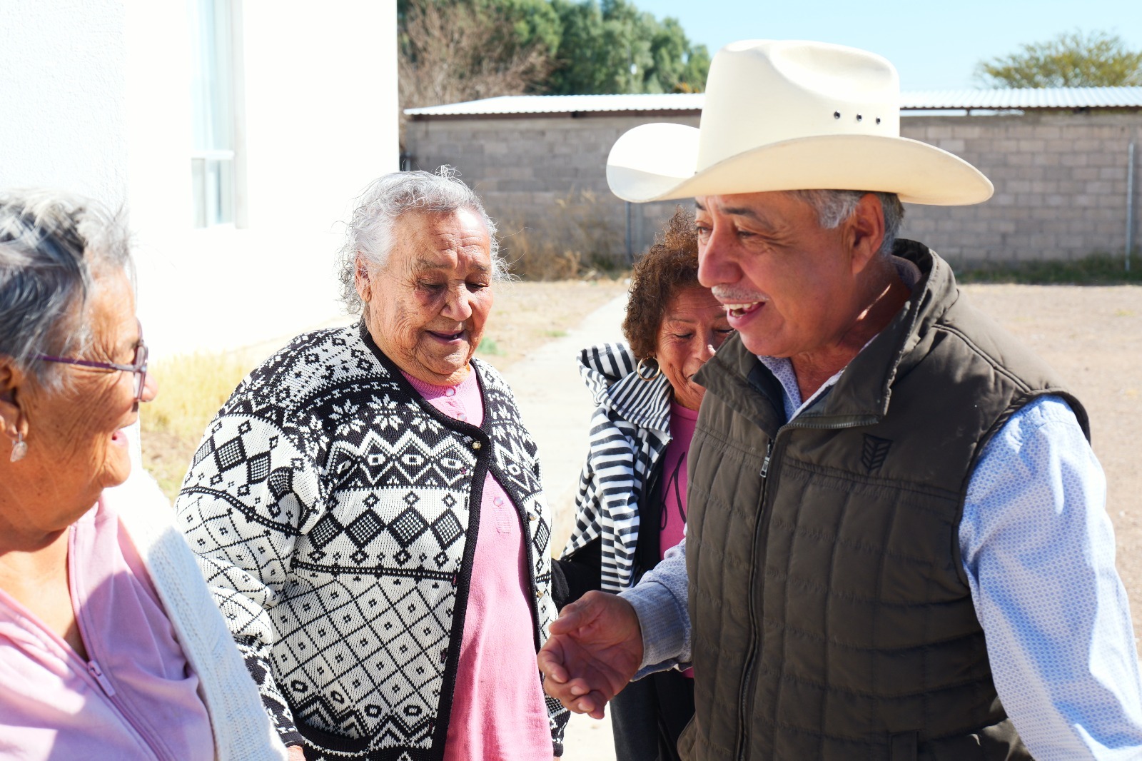 Arturo Zubía lleva apoyo alimentario a familias de San José del Parralito