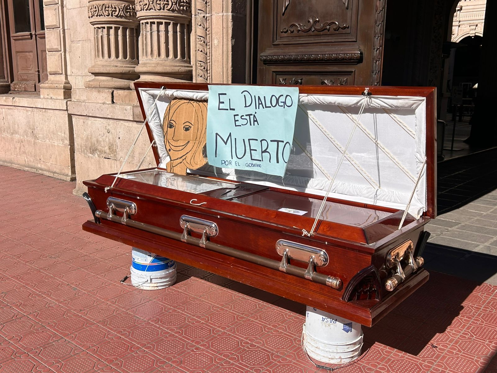 Colocan féretro y letrero en la puerta de Palacio: "El diálogo está muerto"