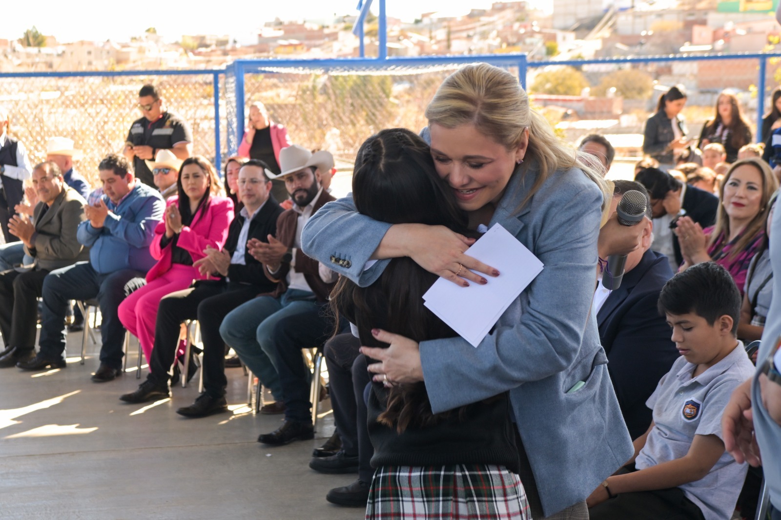 Maru Campos entrega equipamiento a 110 escuelas en Parral