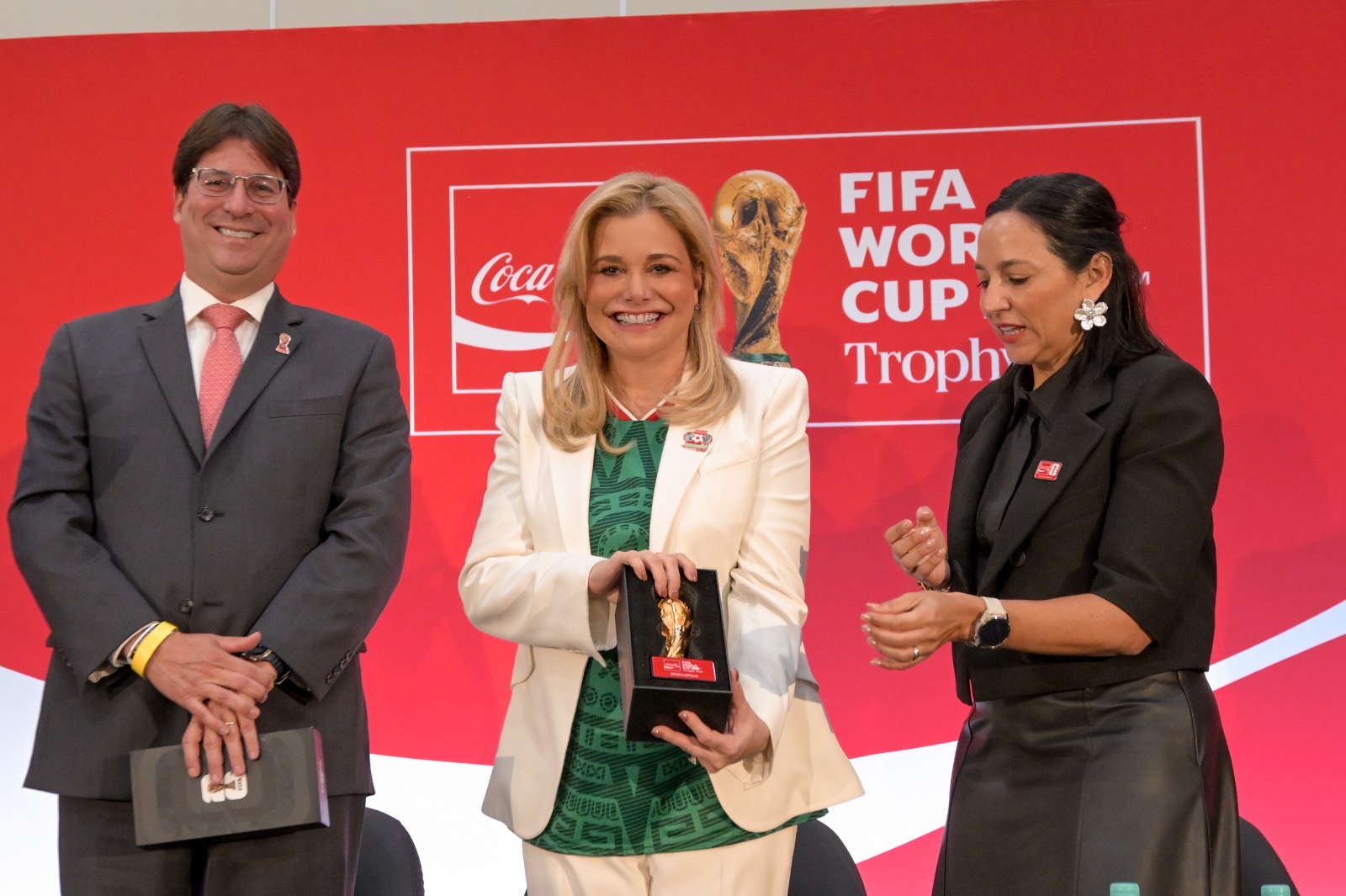 Recibe Maru Campos el Trofeo de la Copa Mundial de la FIFA 2026