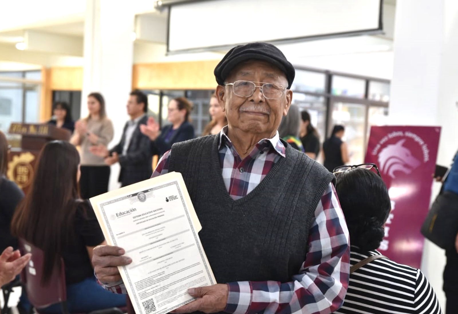 A sus 94 años termina la primaria