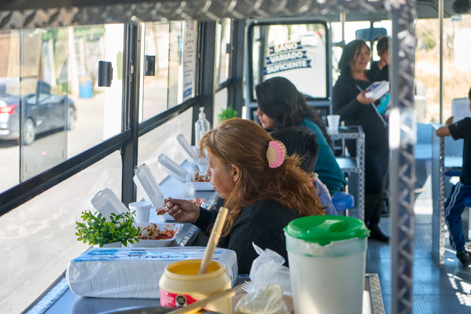 Llevan alimentos gratuitos a colonia El Porvenir