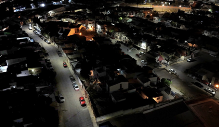 Instalan nuevas luminarias LED en la colonia Abraham González