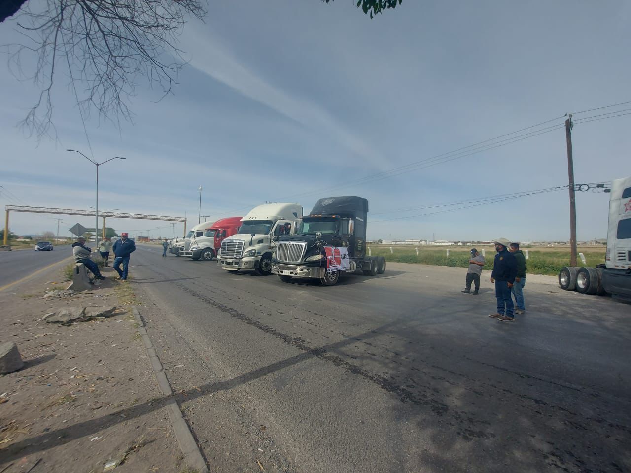 Transportistas comienzan concentraciones en casetas de Chihuahua 
