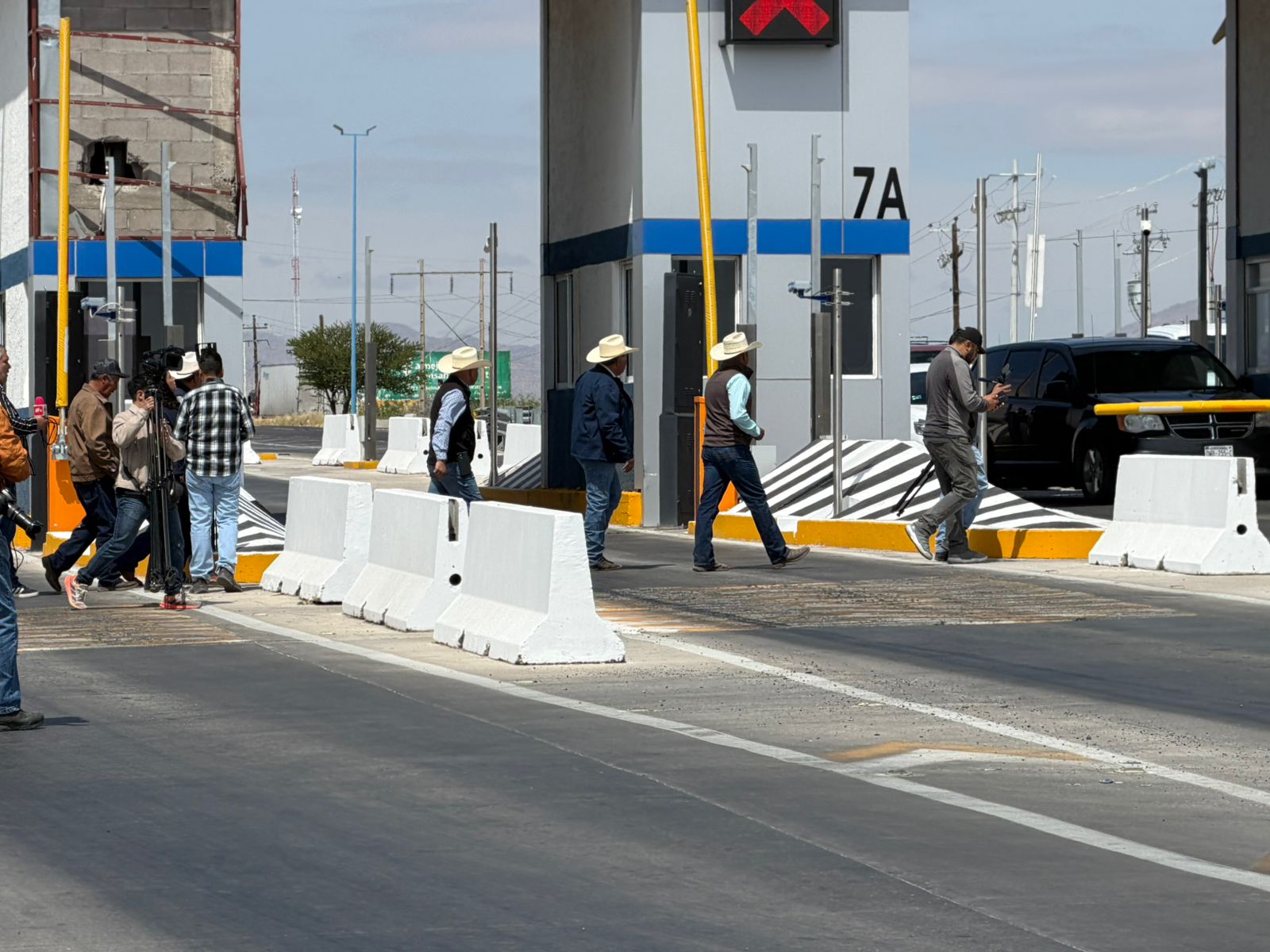 Toman manifestantes la caseta Sacramento en Chihuahua y liberan el cobro