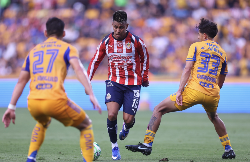 Tigres golpea primero y deja contra las cuerdas a Chivas en la Liguilla