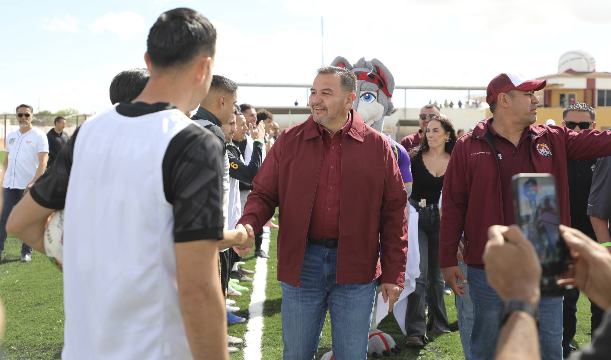Entrega Cruz Pérez Cuéllar obras deportivas del SNTSS