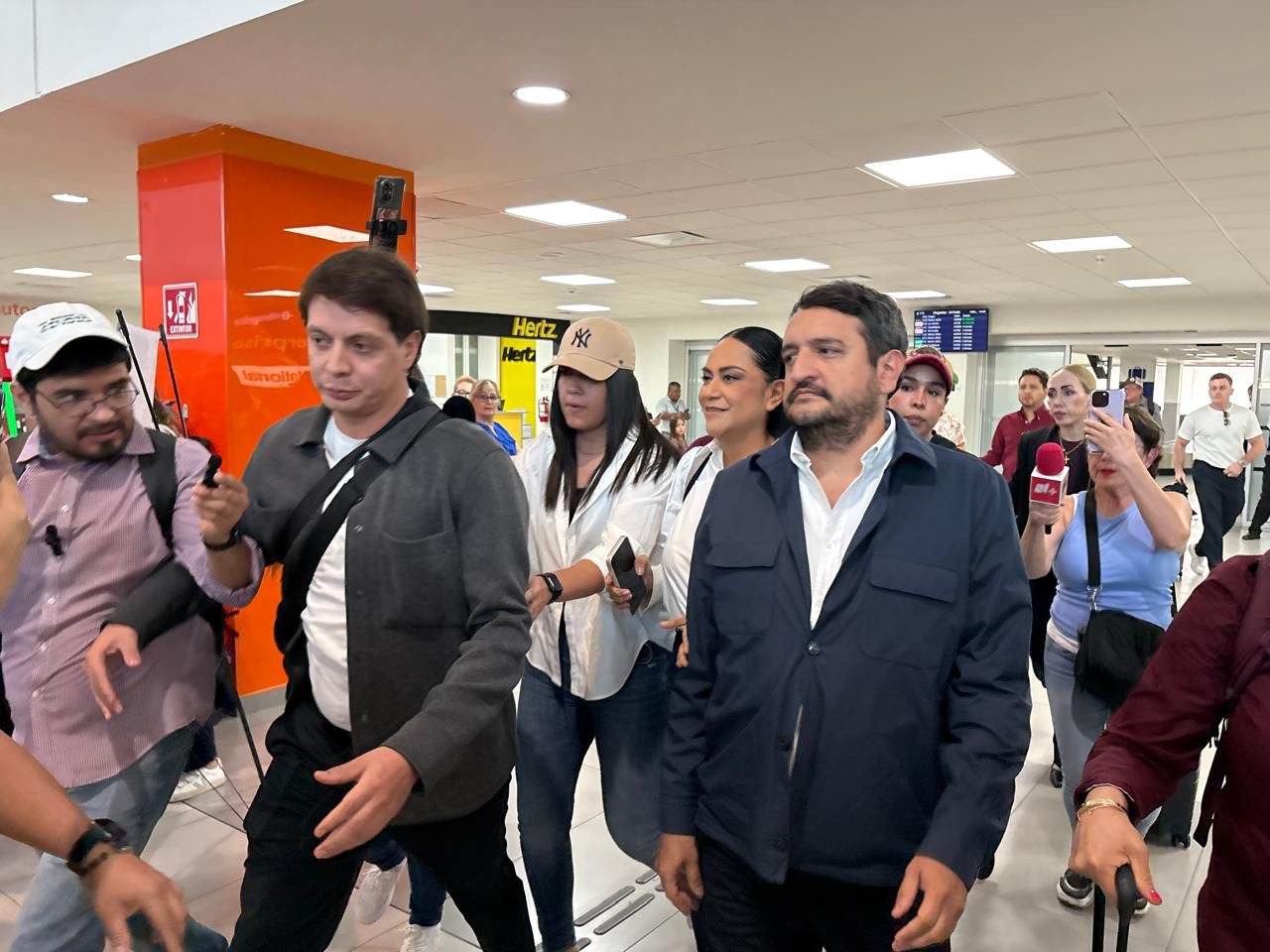 Entre gritos y protestas reciben a Andy López y Ariadna Montiel