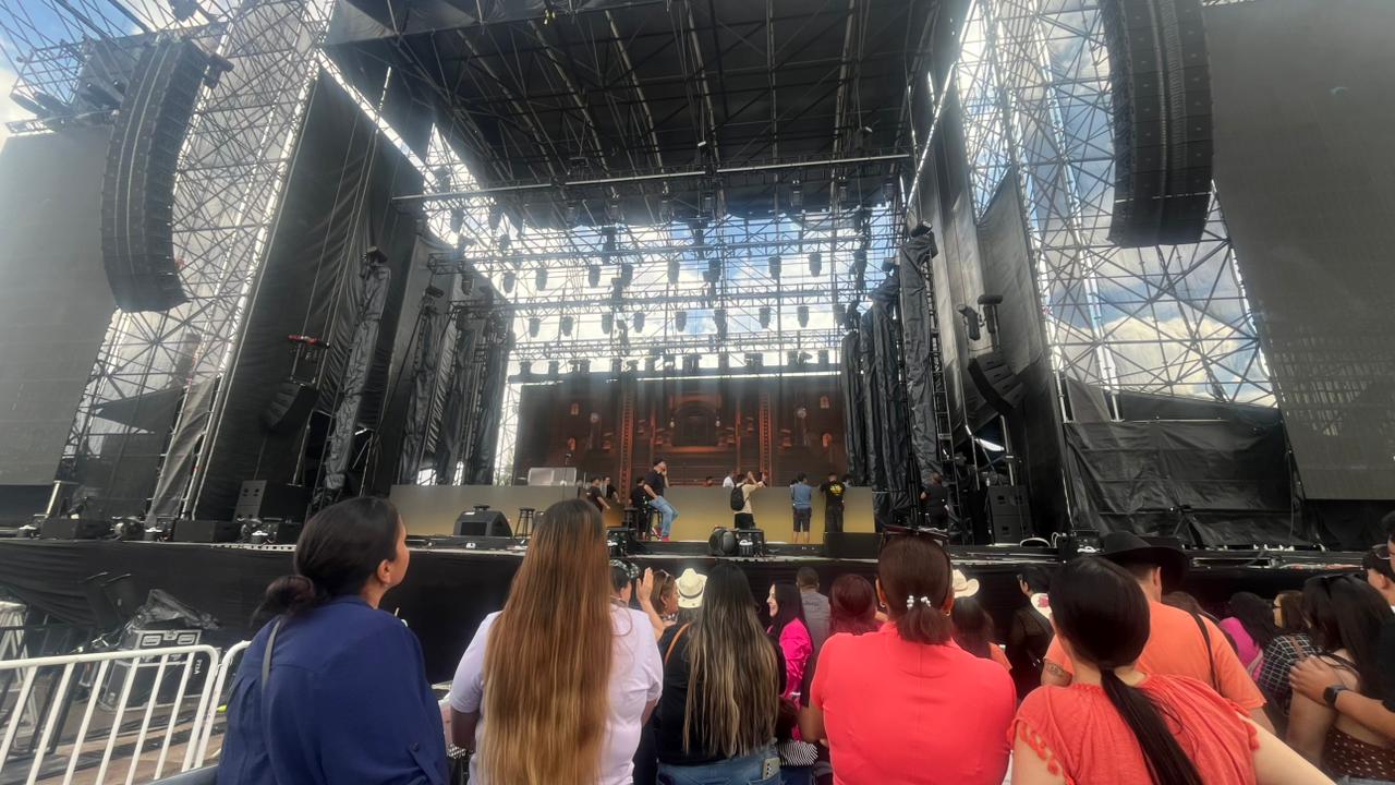 Llegan temprano para ver a Carlos Rivera en Santa Rita 