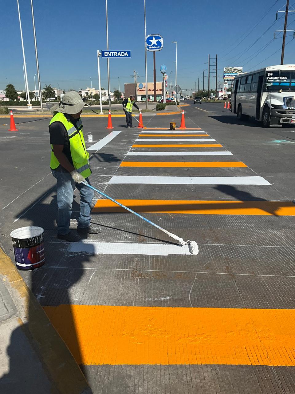 Pintan cruceros y pasos peatonales para prevenir accidentes  