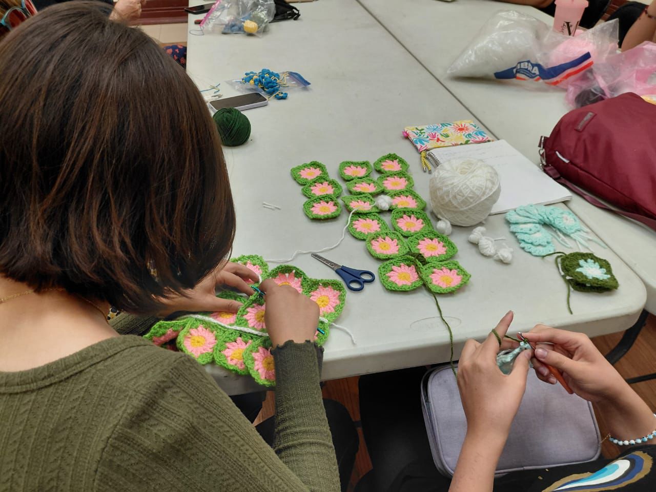 UACH abre taller gratuito de crochet en Rectoría