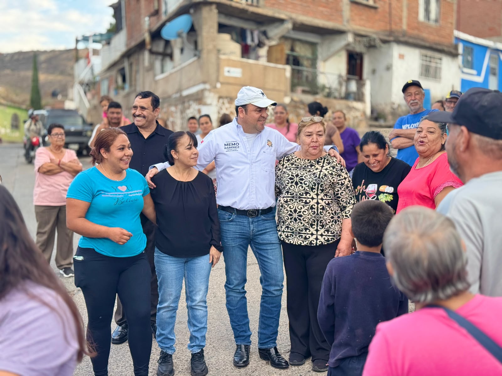 Memo Ramírez visita la colonia Ampliación Juárez en Parral.