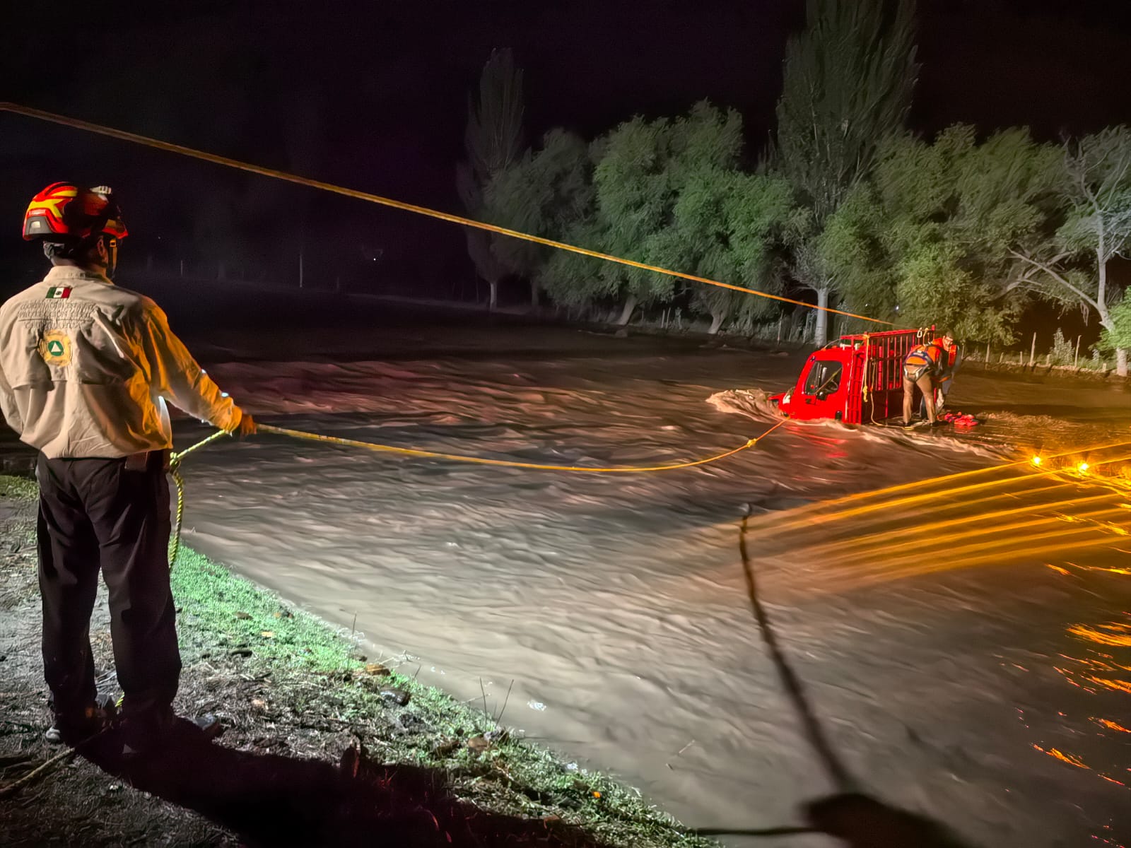Rescatan a 4 personas en Bocoyna, corriente arrastró su camioneta