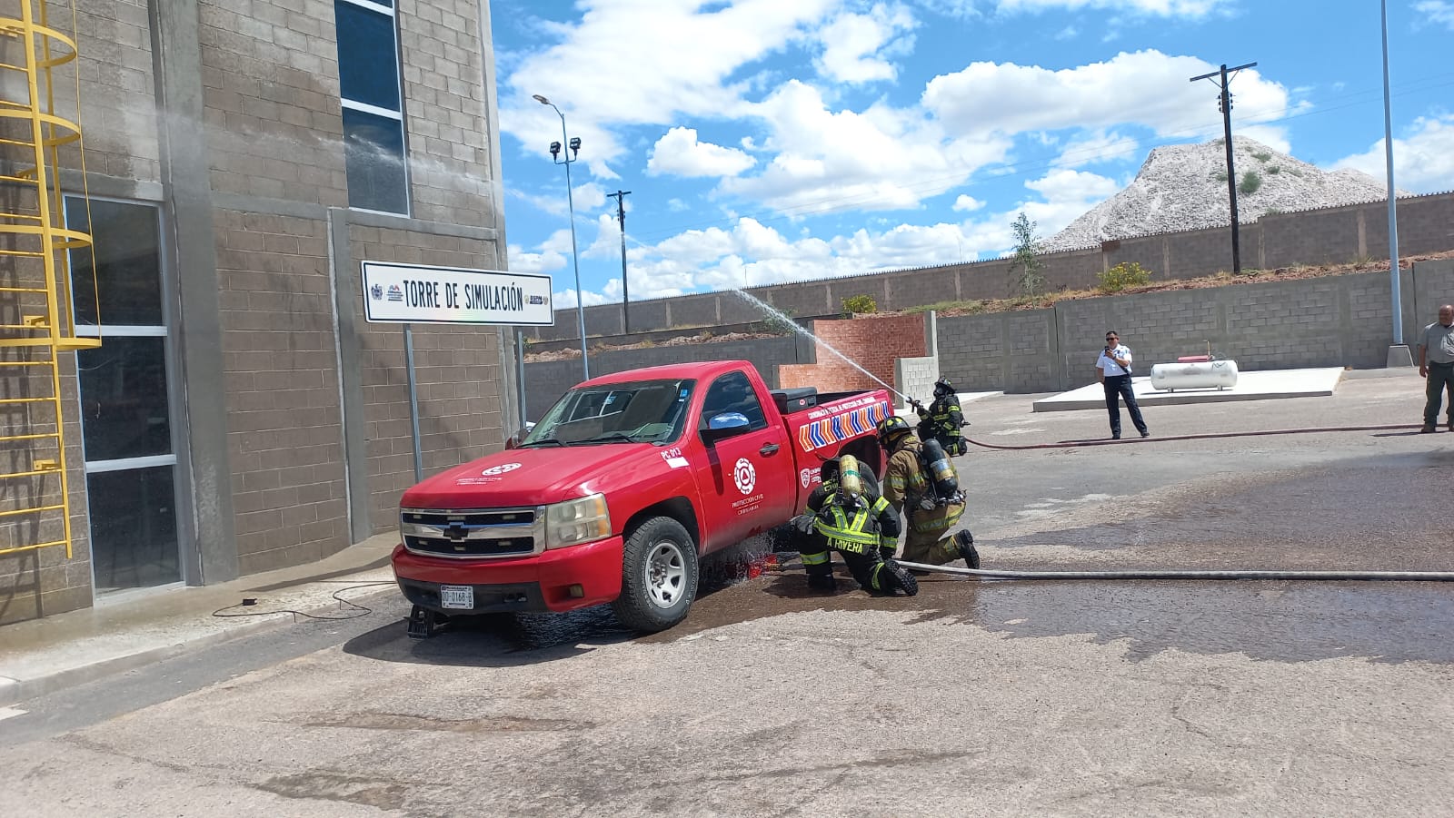 Capacita Protección Civil a Bomberos para atender emergencias con vehículos híbridos 