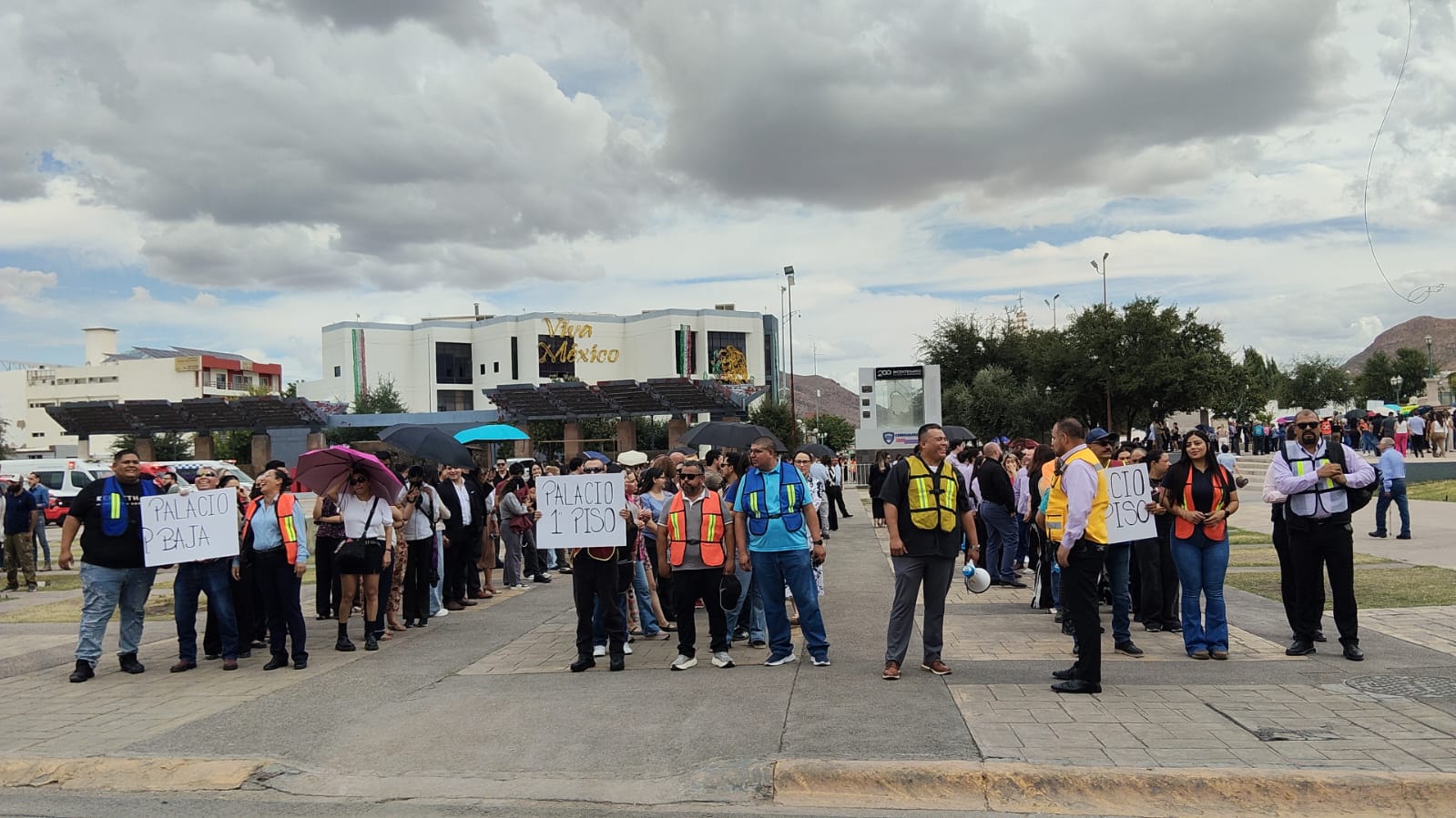 Evacúan a más de 2 mil 600 personas de edificios del centro 