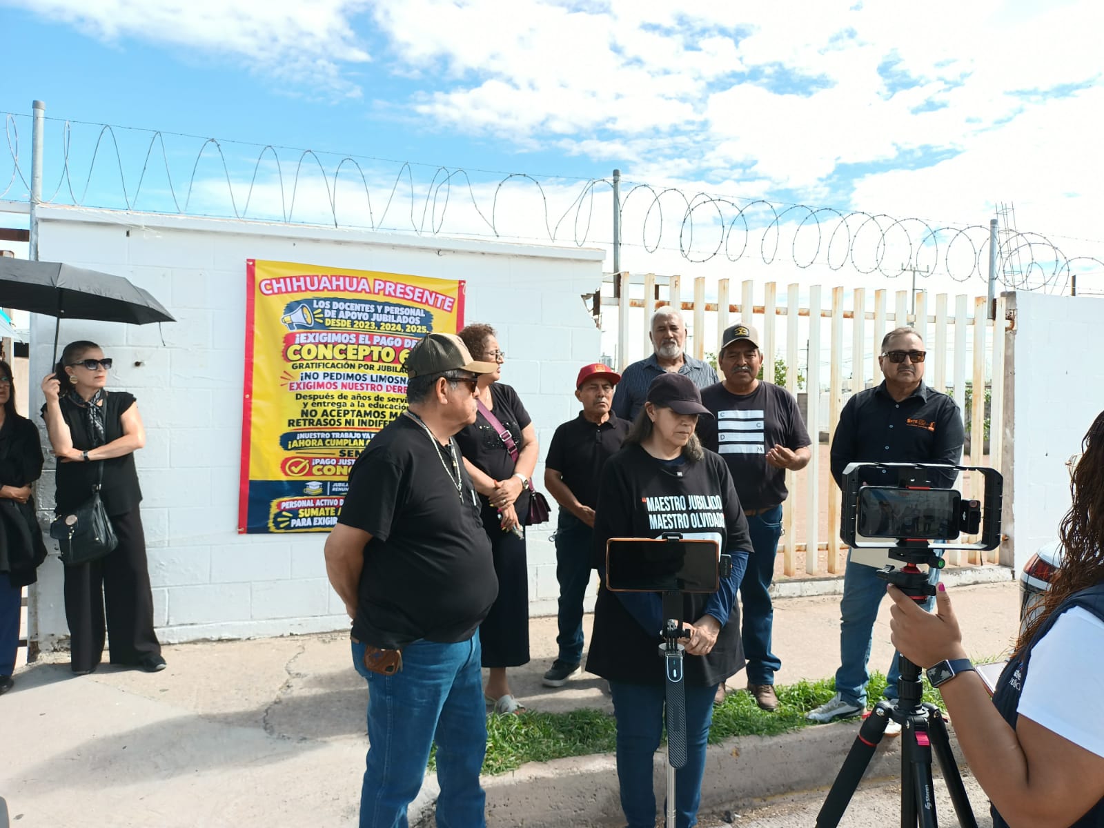 Exigen maestras y maestros jubilados pago por sus derechos