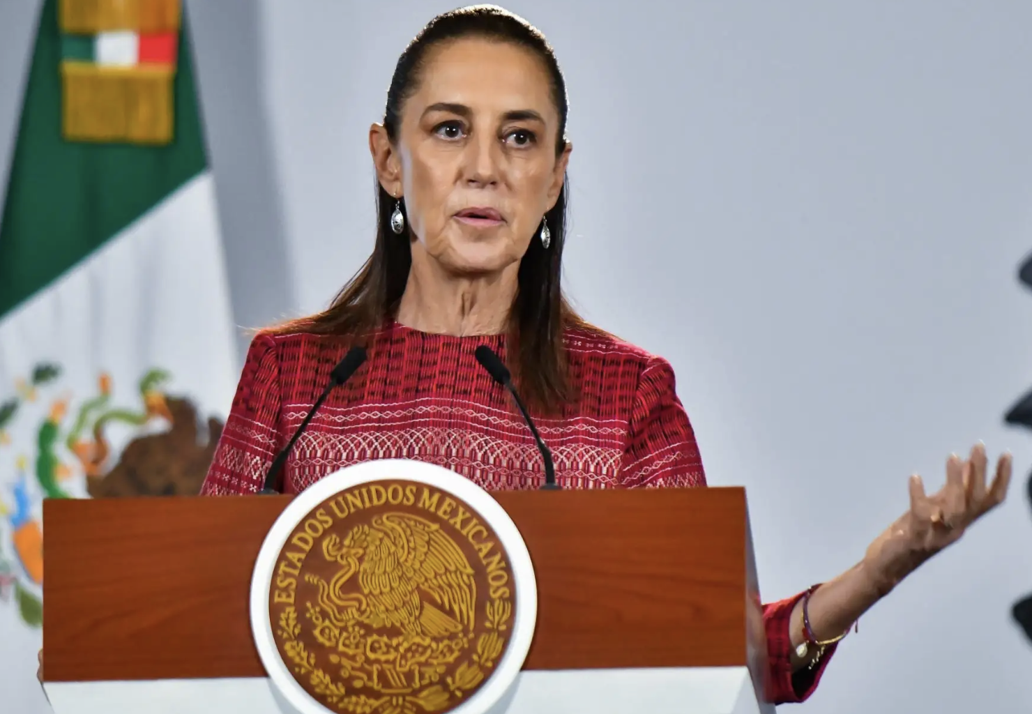 Sheinbaum reconoce carencias en el IMSS, promete basificación de trabajadores