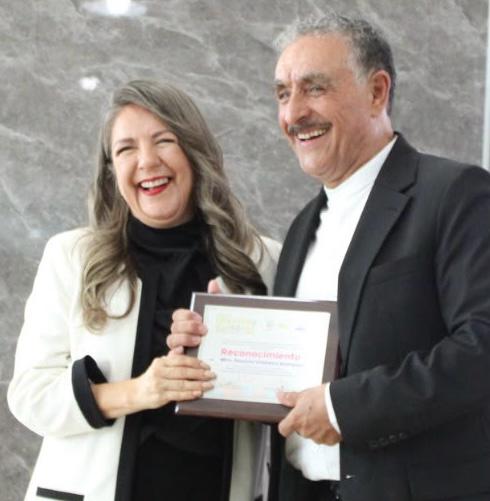 Obtuvo Tito Villalobos la Medalla al Mérito cultural 